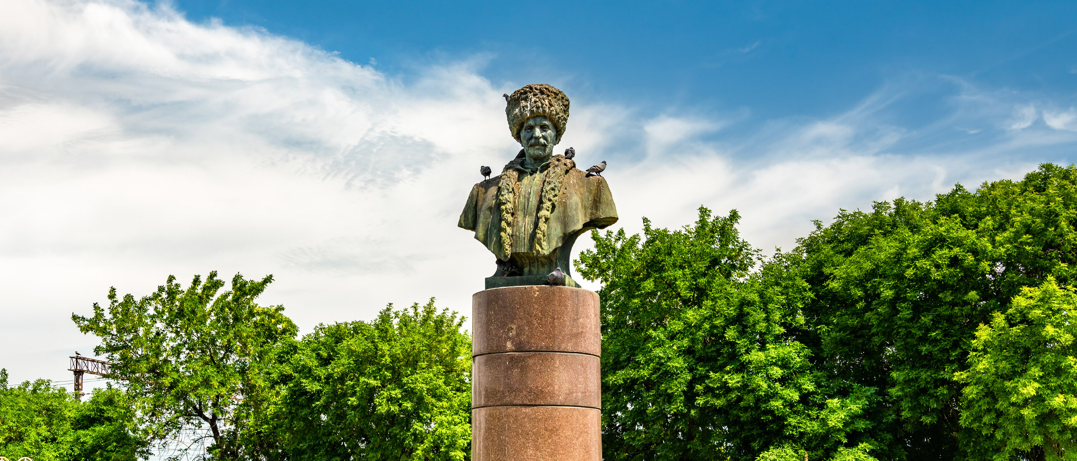 Памятник на могиле Сулеймана Стальского